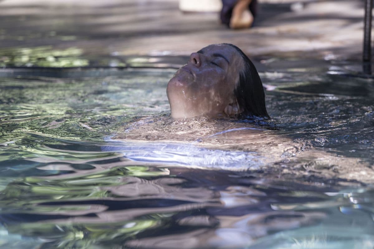 Participante flutuando na água