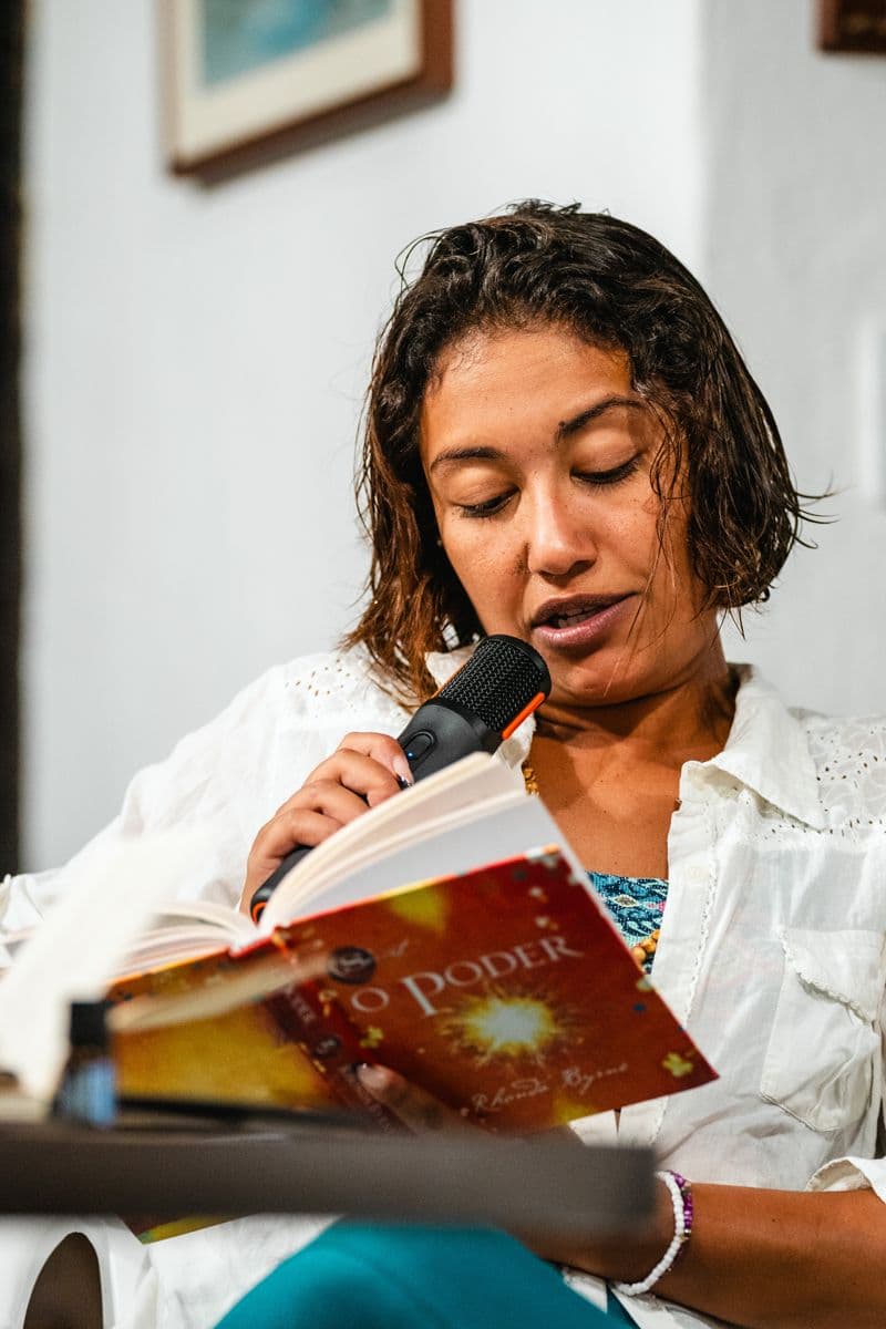 Participante lendo um livro no microfone